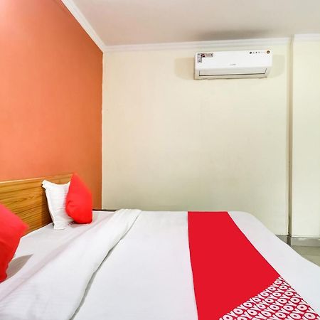Oyo Hotel R K Residency Гургаон Екстериор снимка