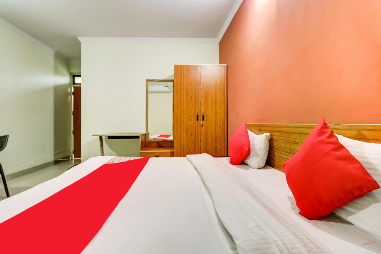Oyo Hotel R K Residency Гургаон Екстериор снимка